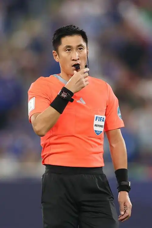 NBA季后赛生死战：裁判名单引争议，湖人快船关键哨声成焦点